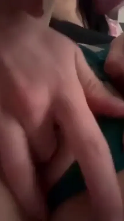 Une brune se fait littéralement empaler par la bite d'un type pervers