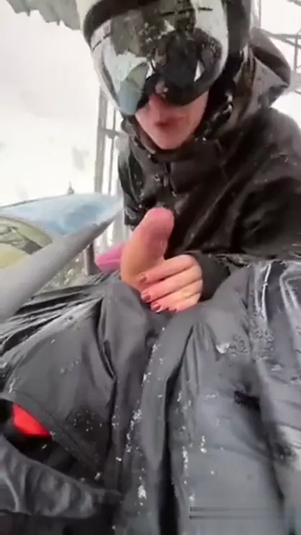 Elle lui taille une pipe sur le télésiège en altitude
