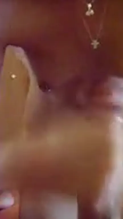 Amatrice coquine branlette intense et éjac faciale