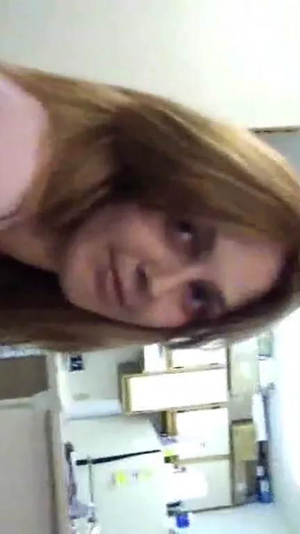 Maman excitée se fait lécher la chatte sur le plan de travail