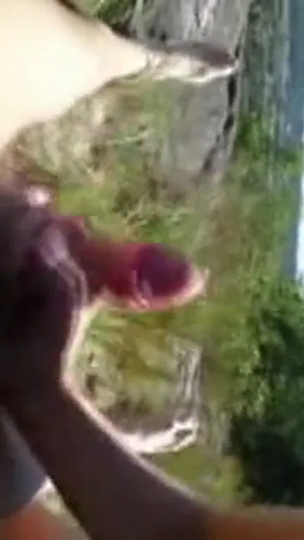 Mature suce et branle son mari dehors