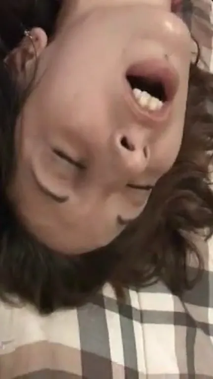 Fisting de la chatte mouillée de