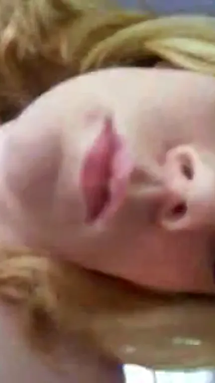 Ma petite sœur se doigte sur le canapé en pensant être seule