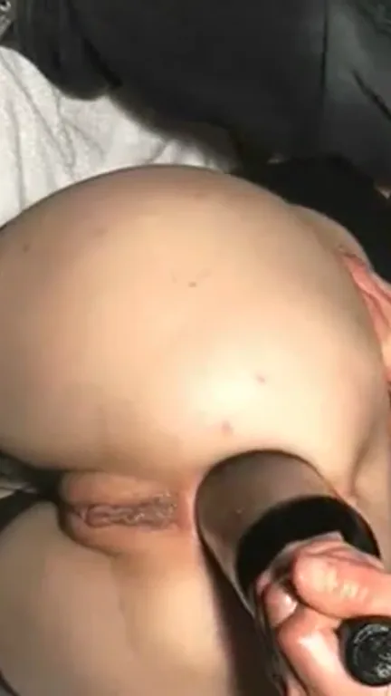 Anal extrême au cul de bouteille pour une salope