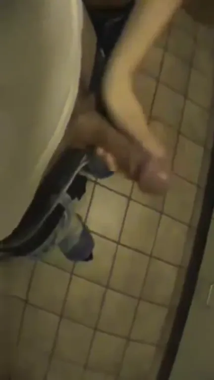 Salope se fait baiser sur le plan de travail