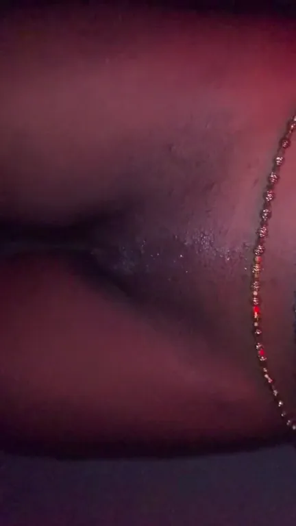 Bombasse noire corps parfait au ralenti