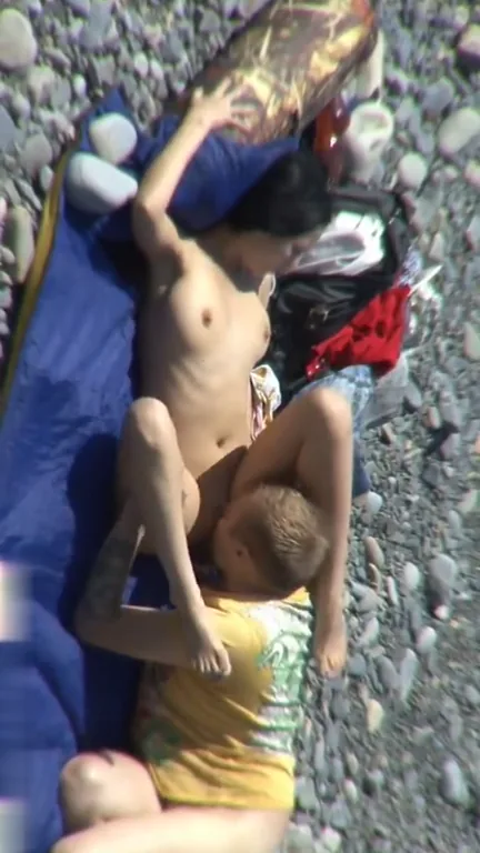 Ma petite amie se fait lécher la moule en pleine plage