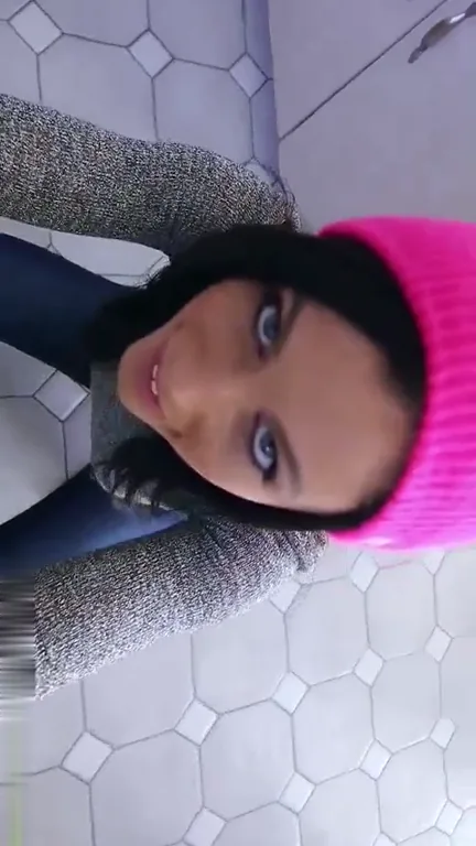 Yeux sexy et pipe profonde pour la brunette