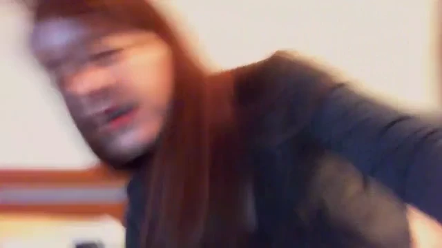 La coquine Nicoletta joue avec son chien en peluche