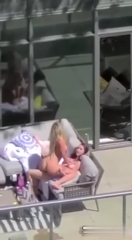 Voisines lesibienne s surprises sur le balcon