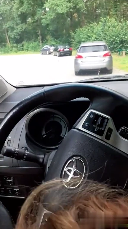 Elle me suce profondément dans la voiture