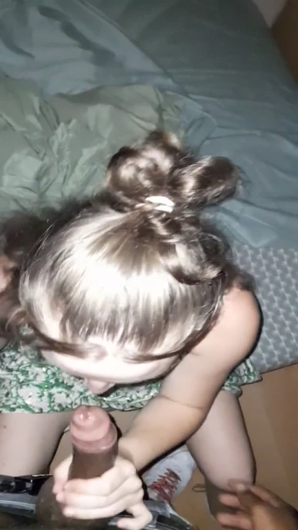 Tiffany me fait une pipe sur le balcon