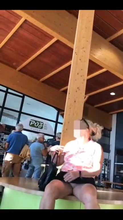 Femme sans culotte qui montre tout sous sa jupe