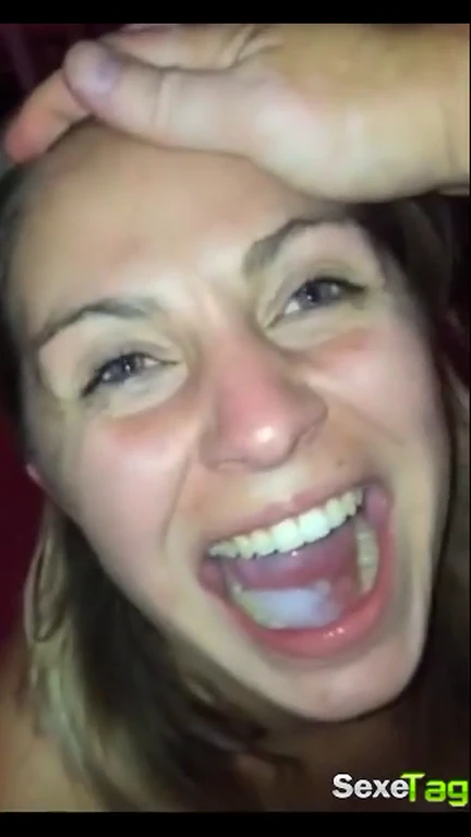 Branlette et pipe jusqu’à l’éjaculation dans sa bouche