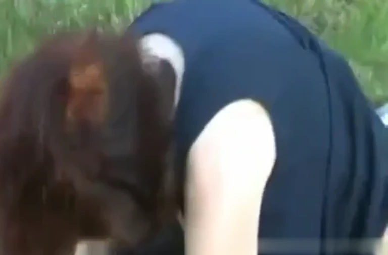 Vieux pervers baise une vieille salope au champ