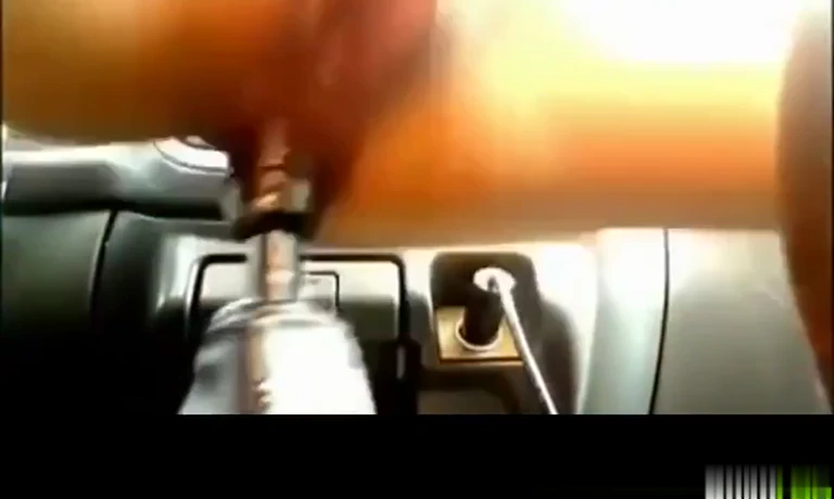 Elle se fait le cul avec le levier de vitesse