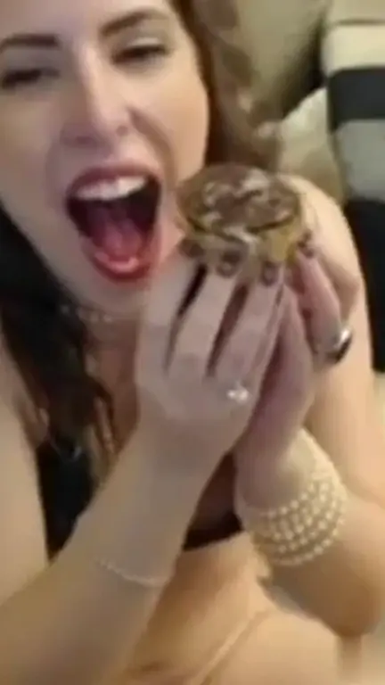 Gourmande salope déguste Nutella et sperme