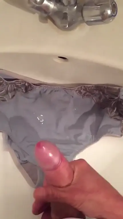 Branlette sur la culotte sale de ma femme