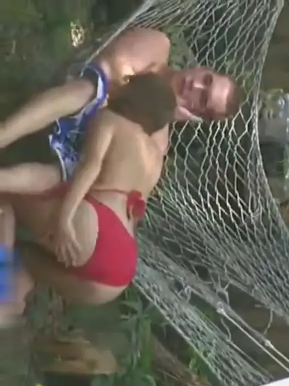 Voyeur capture sa voisine en pleine baise extérieure