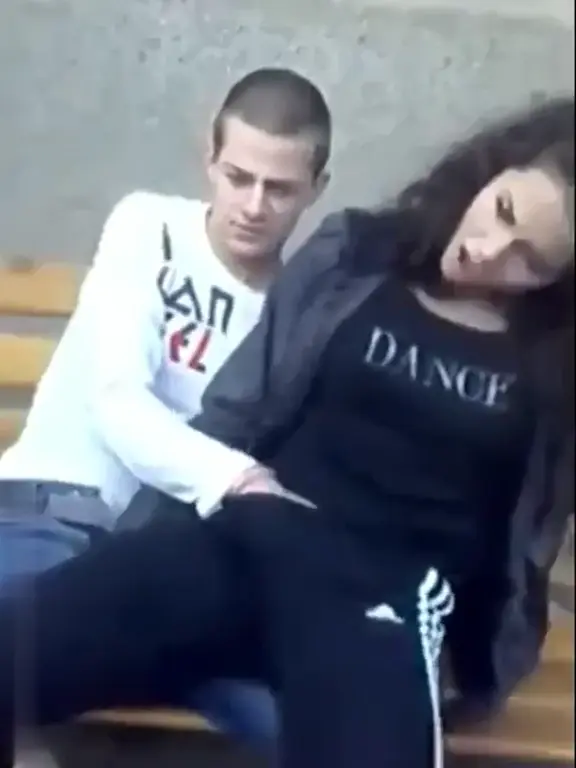 Jeune beurette se fait doigter devant son meilleur pote