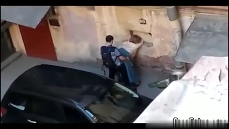 Cougar en chaleur baisée dans la rue par un jeune