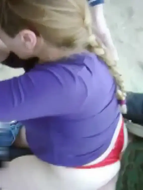 MILF double plaisir sur la plage avec mari et inconnu