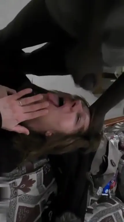 Salope française en levrette avec un black énorme