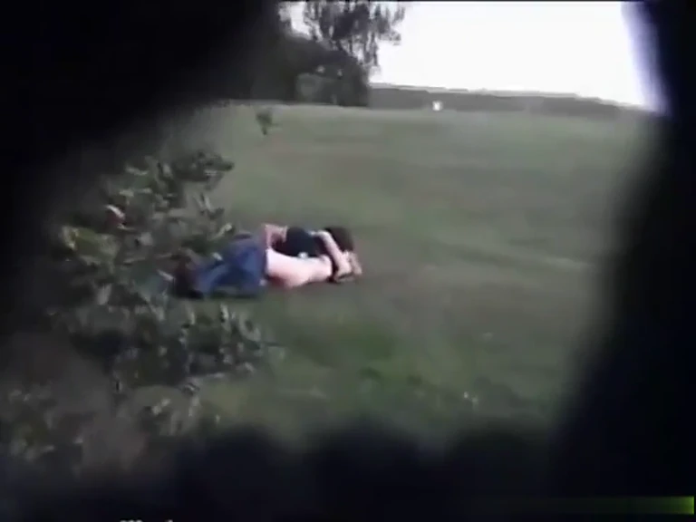 Voyeur filme une copine se faire doigter en public