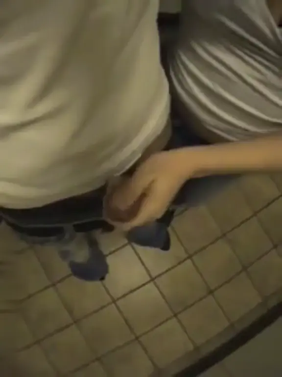 String écarté : elle se fait niquer dans la cuisine