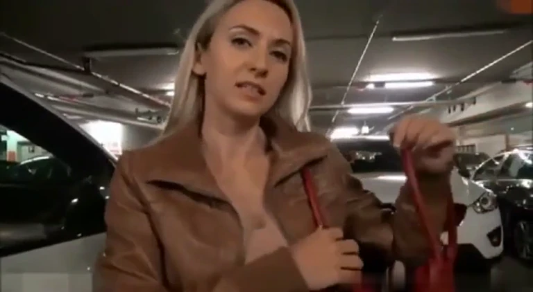 Baise urgente avec une blonde au parking de l’aéroport