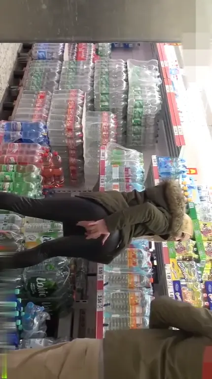 Blonde salope suce en public au supermarché