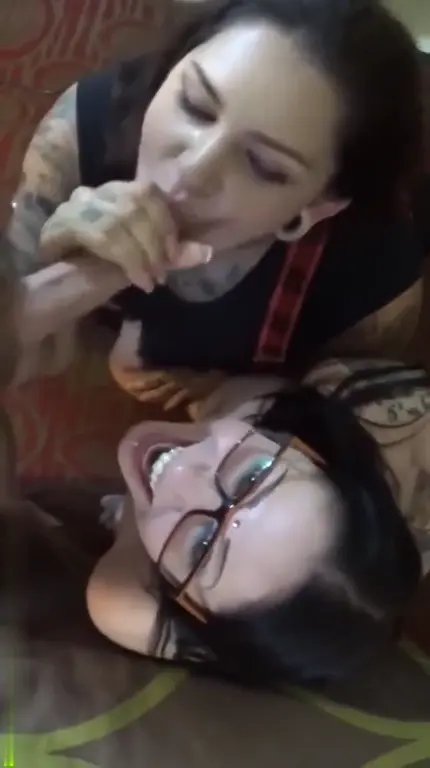 Sa copine vient sucer son mec en trio