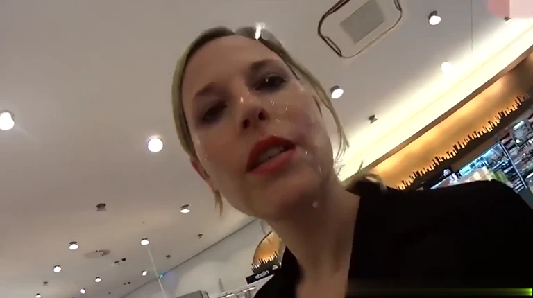 Pipe sauvage en public pour cette blonde