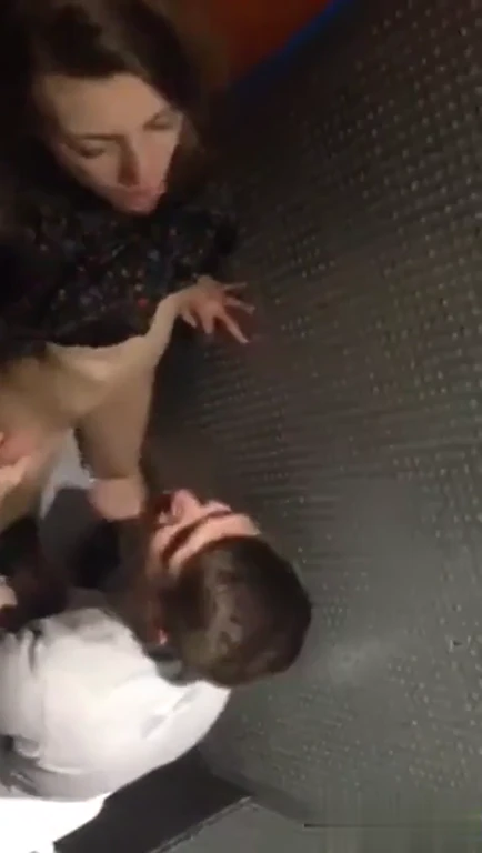 Salope ivre se fait baiser dans les toilettes