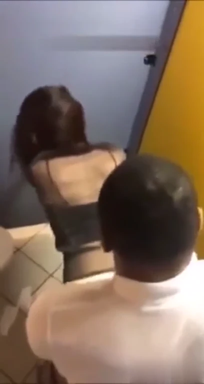 Française bourrée se fait remplir dans les toilettes