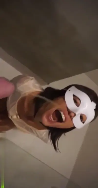 Ma femme se fait arroser de pisse chaude