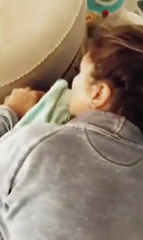 Milf cochonne se fait élargir le cul par son amant