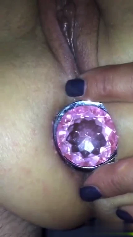 Plug anal et masturbation avant la baise