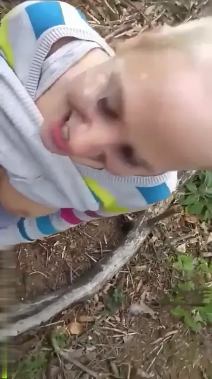 Jeune salope suce un inconnu en randonnée