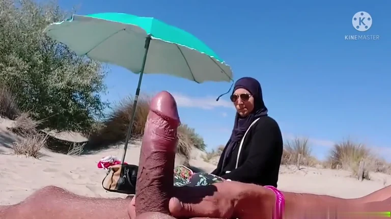 Pervers branle sa queue devant une beurette sur la plage