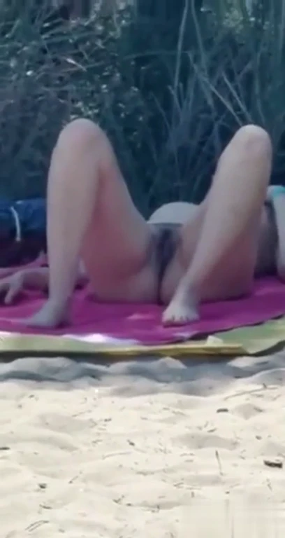 Exhibitionniste se masturbe sur la plage