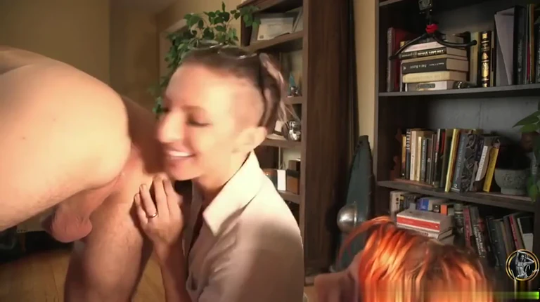 Salope rouquine apprend l’anulingus avec sa copine