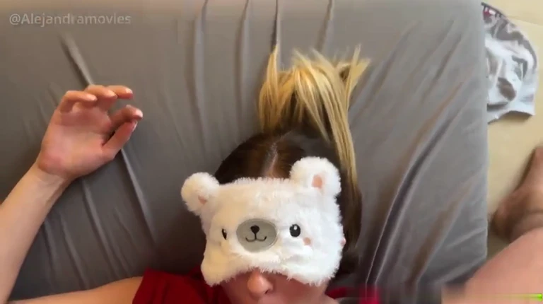 Salope de 18 ans baisée pendant la sieste