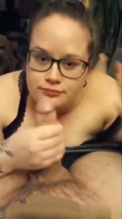 Grosse salope française fait une pipe sensuelle