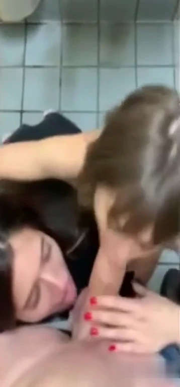 Deux salopes sucent et partagent une grosse queue