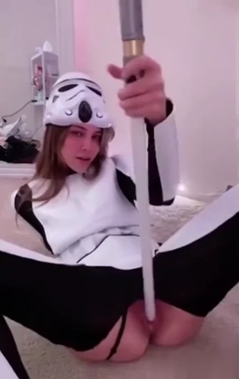 Coquine teste son gode sabre laser sous la caméra