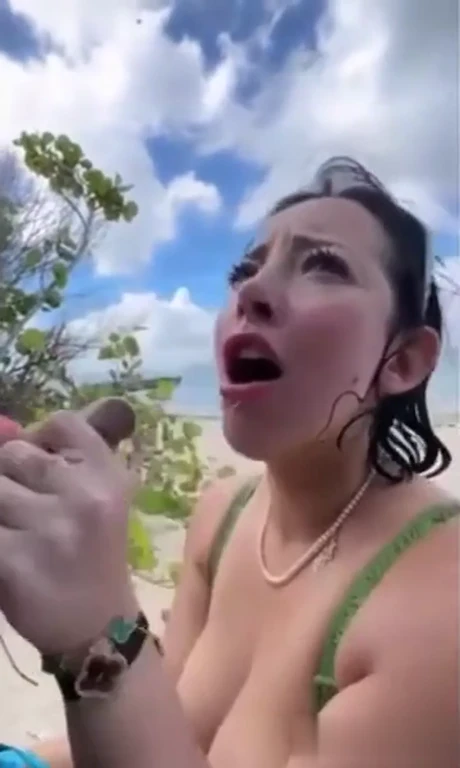 Coquine taille une pipe sur la plage