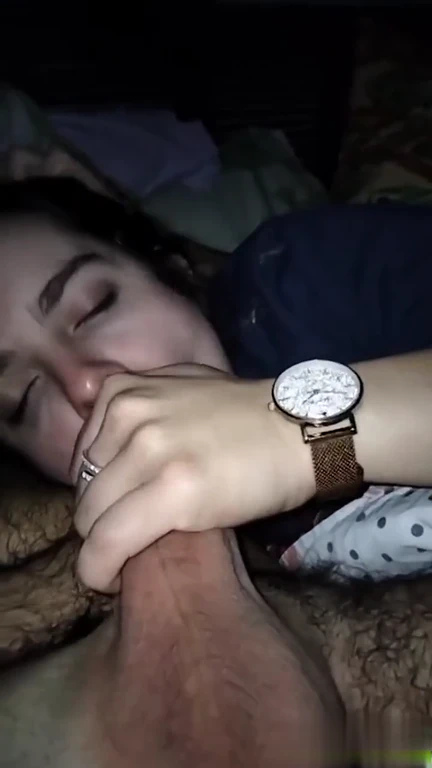 Femme ivre suce avec passion au lit