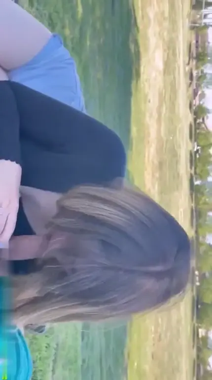 Jeune salope française suce en public sur le terrain