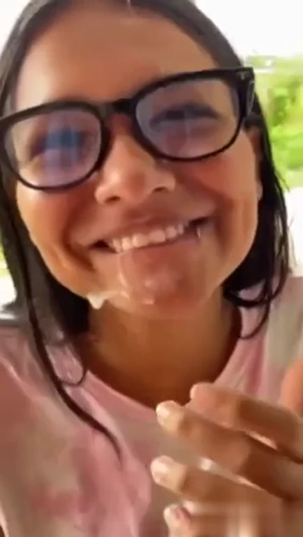 Coquine chauffe et suce son mec au salon